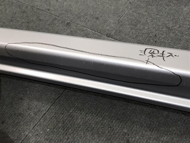 キックス　ＫＩＣＫＳ／Ｐ１５　純正　右ルーフ　レール　７３８２２　５ＲＦ０Ａ／５Ｒ５０Ａ　シルバー　日産　（１２２２２７）