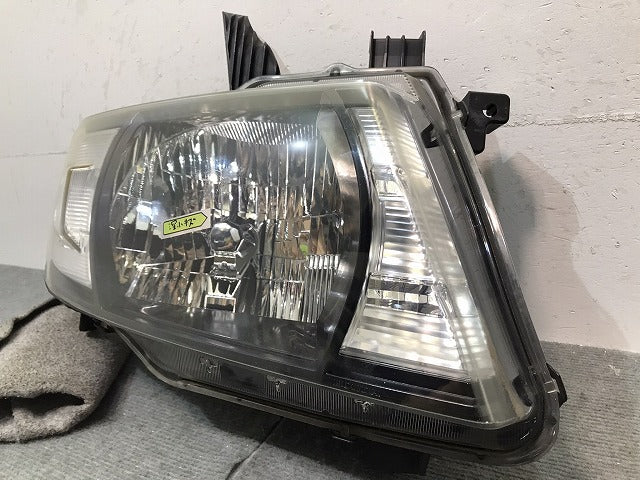 モビリオスパイク　ＧＫ１／ＧＫ２　純正　右ヘッドライト／キセノン　ＨＩＤ　レベライザー　刻印Ｔ　１００－２２６１０（１２２３９７）