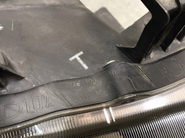 モビリオスパイク　ＧＫ１／ＧＫ２　純正　右ヘッドライト／キセノン　ＨＩＤ　レベライザー　刻印Ｔ　１００－２２６１０（１２２３９７）