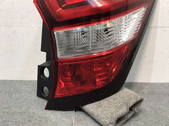 ノート／Ｅ１２／ＨＥ１２／ＮＥ１２／ＳＮＥ１２　後期　純正　右テールランプ／ＬＥＤ　Ｄ２０２　２６５５４－５ＷＫ０Ｂ（１２２４１２