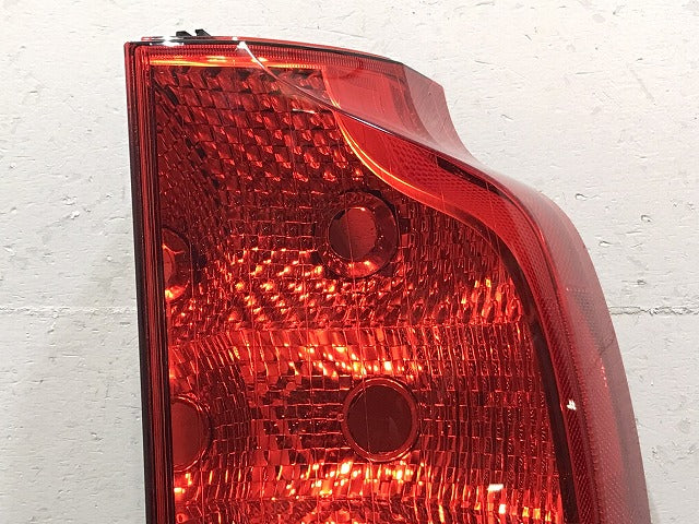 新品！Ｖ７０／Ｓ６０／ＳＢ系／２０００－２００８　純正　右テールランプ／ライト／レンズ　ハロゲン　ＴＨＫ１７７（１２２４３１）