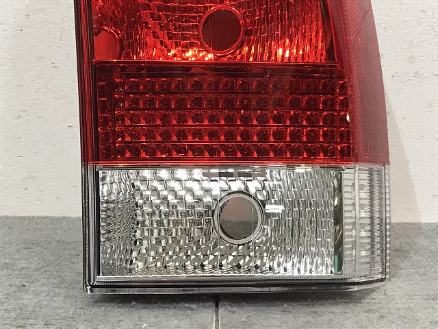 新品！Ｖ７０／Ｓ６０／ＳＢ系／２０００－２００８　純正　右テールランプ／ライト／レンズ　ハロゲン　ＴＨＫ１７７（１２２４３１）