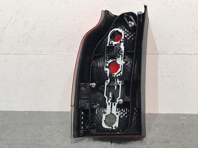 新品！Ｖ７０／Ｓ６０／ＳＢ系／２０００－２００８　純正　右テールランプ／ライト／レンズ　ハロゲン　ＴＨＫ１７７（１２２４３１）