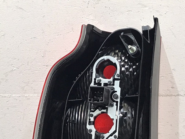 新品！Ｖ７０／Ｓ６０／ＳＢ系／２０００－２００８　純正　右テールランプ／ライト／レンズ　ハロゲン　ＴＨＫ１７７（１２２４３１）