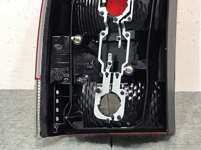新品！Ｖ７０／Ｓ６０／ＳＢ系／２０００－２００８　純正　右テールランプ／ライト／レンズ　ハロゲン　ＴＨＫ１７７（１２２４３１）