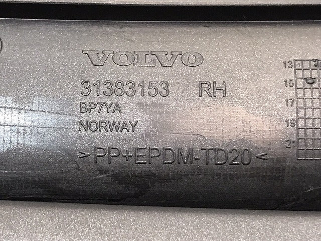 新品！Ｓ６０／Ｖ６０／ＦＢ系／ＦＤ系／Ｒデザイン　純正　右フロントバンパーグリル　３１３８３１５３　（１２２５０８）