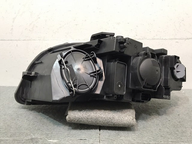 新品！Ａ４（Ｂ７）８Ｅ／２００５－２００８　社外　後期　右ヘッドライト　１３０５２３６０５３　８Ｅ０９４１００４ＡＫ（１２２５２３