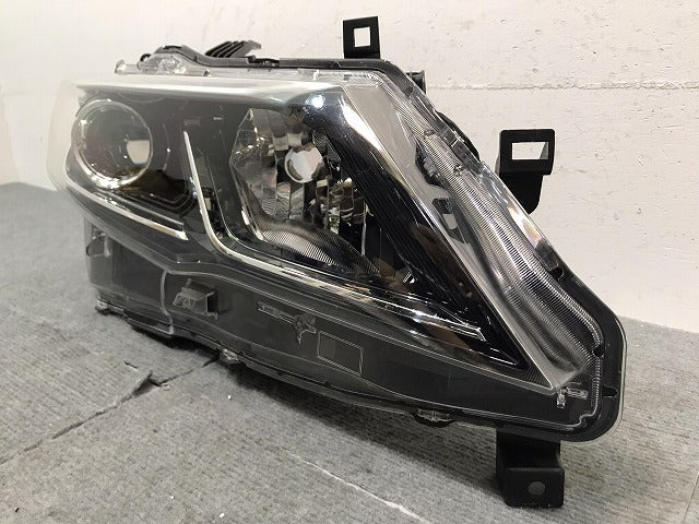 セレナ　ハイウェイスター／ＸＶ／Ｘ／Ｇ／Ｃ２７　純正　前期　右ヘッドライト／ＬＥＤ　刻印Ｚ　１００－２３７２１（１２２５３０）