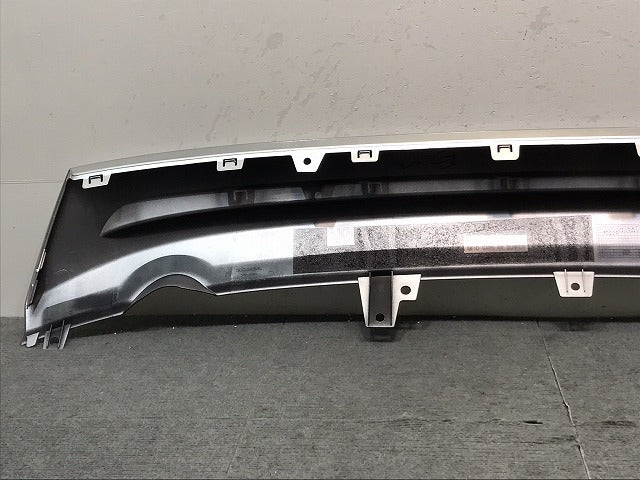 新車外し！ヴェゼル／ＶＥＺＥＬ／ハイブリッド／ＲＶ３／４／５／６　純正　リアガーニッシュ／７１５６２－３Ｍ０－Ｎ０（１２２６５０）