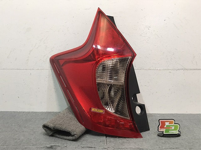 ノート／Ｅ１２／ＨＥ１２／ＮＥ１２／ＳＮＥ１２　純正　前期　左テールランプ／ＬＥＤ　ＩＣＨＩＫＯＨ　Ｄ１１７　日産（１２２７２６）