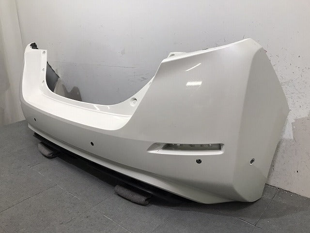 リーフ　ＬＥＡＦ／ＺＥ１　純正　リアバンパー　８５０２２　５ＳＫ０Ｈ　ブリリアントパール　カラーＮｏ．ＱＡＢ　日産（１２２９１１）
