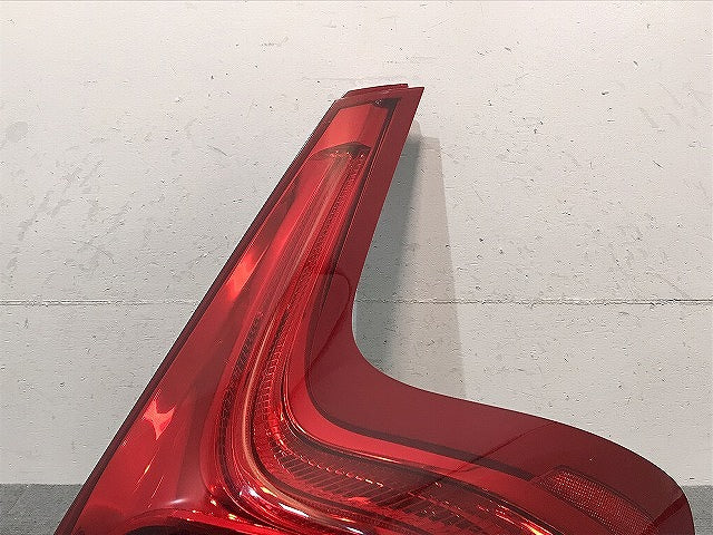 V40 /MB系/ 純正 右 テールランプ/ライト/レンズ LED VALEO 31395845  ボルボ (123384)