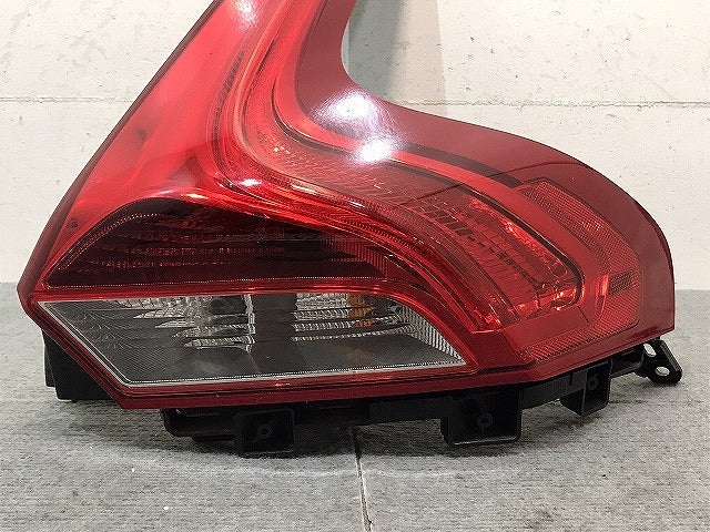 V40 /MB系/ 純正 右 テールランプ/ライト/レンズ LED VALEO 31395845  ボルボ (123384)