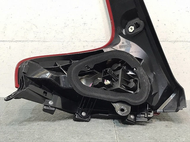 V40 /MB系/ 純正 右 テールランプ/ライト/レンズ LED VALEO 31395845  ボルボ (123384)
