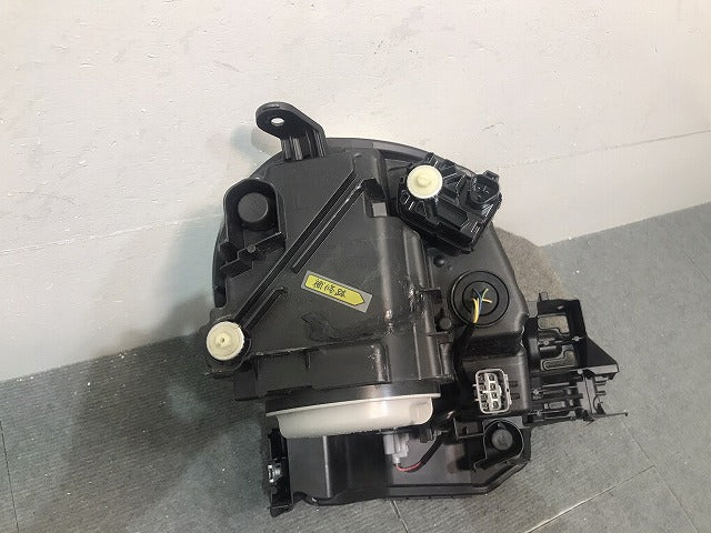 キャスト/スタイル LA250S/LA260S 純正 左ヘッドライト/ランプ LED レベライザー 刻印K KOITO 100-69020 ダイハツ(123852)