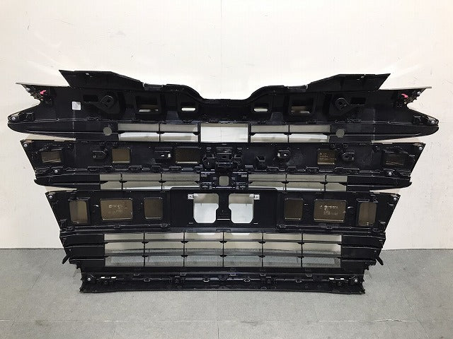 新車外し!ノア/SG/SZ 90/ZWR90W/ZWR95W/MZRA90W/MZRA95W 純正 フロントグリル/ラジエーターグリル カメラ穴付 53101-V1020/53112(124094)