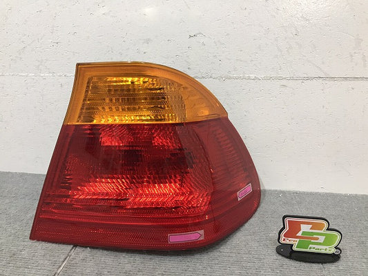 3シリーズ/セダン E46 純正 右テールランプ/ライト/レンズ ハロゲン 8 364 922 BMW(124294)
