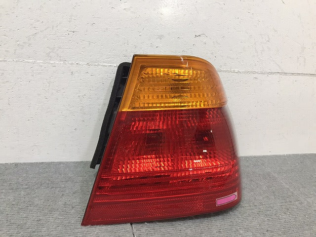 3シリーズ/セダン E46 純正 右テールランプ/ライト/レンズ ハロゲン 8 364 922 BMW(124294)