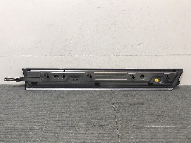 セレナ/ハイウェイスター C27/GC27/GFC27/GNC27/GFNC27/HFC27/HC27 純正 右リアスライドドアレールカバー シルバーメタリック K23(124825)