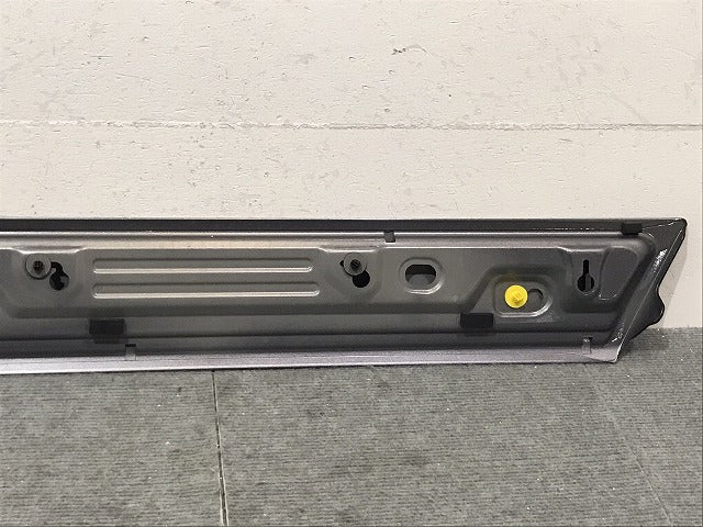 セレナ/ハイウェイスター C27/GC27/GFC27/GNC27/GFNC27/HFC27/HC27 純正 右リアスライドドアレールカバー シルバーメタリック K23(124825)