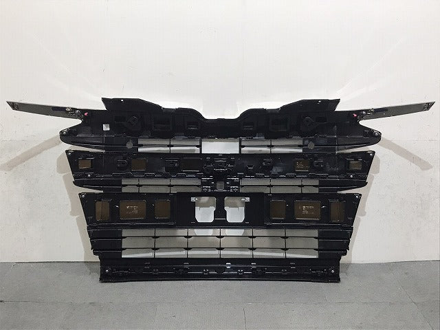 新車取外!ノア/SG/SZ ZWR90W/ZWR95W/MZRA90W/MZRA95W 純正 フロントグリル/ラジエターグリル カメラ穴付 53101-V1020/53112-V1020(124842