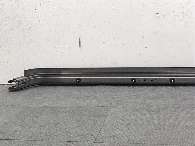 新品!キャラバンNV350 E26 純正 右リアスライドドアガイドレール 77760-5YE1A 日産(124919)