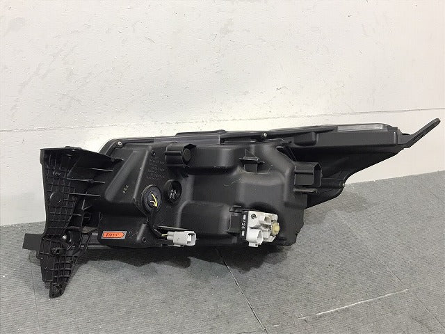 ソリオ バンディッド MA36S/MA46S 純正 右ヘッドライト/ランプ レベライザーLED KOITO 100-59332 スズキ(124972)