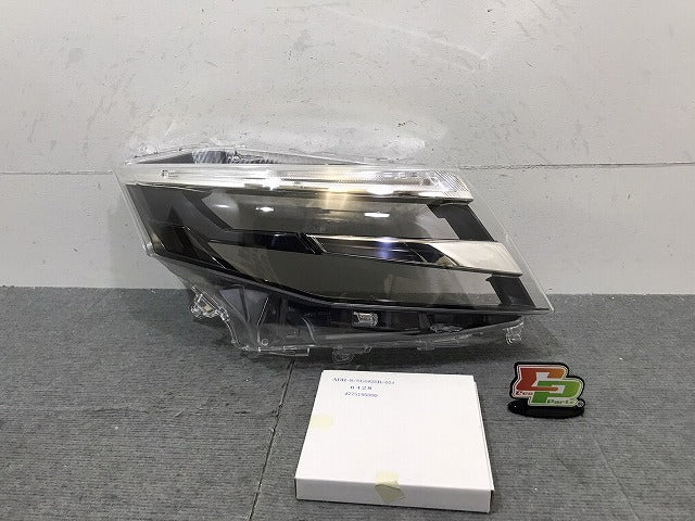 新品!ルーミー/カスタム M900A/M910A 純正 右ヘッドライト/ランプ レンズカバー 8110A-B1040 トヨタ(125243)