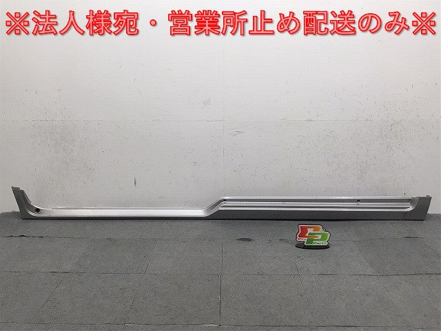 ヴォクシー/ノア/エスクァイア 80系/ZRR80W/ZRR85W/ZRR80G/ZRR85G/ZWR80W 純正 右サイドステップ/サイドスカート 75850-28050 シルバー(125807)