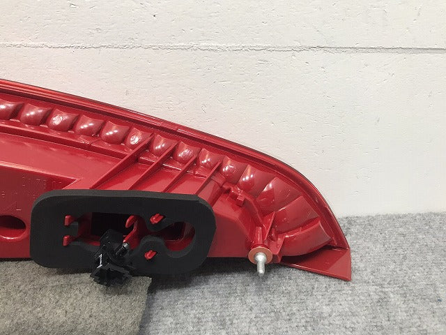 新品!Q5 8R系 純正 前期 右 テールランプ/ライト/レンズ LED 8R0.945.094 A 8R0945094A アウディ(126200)
