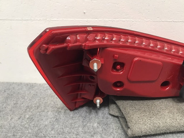 新品!Q5 8R系 純正 前期 右 テールランプ/ライト/レンズ LED 8R0.945.094 A 8R0945094A アウディ(126206)