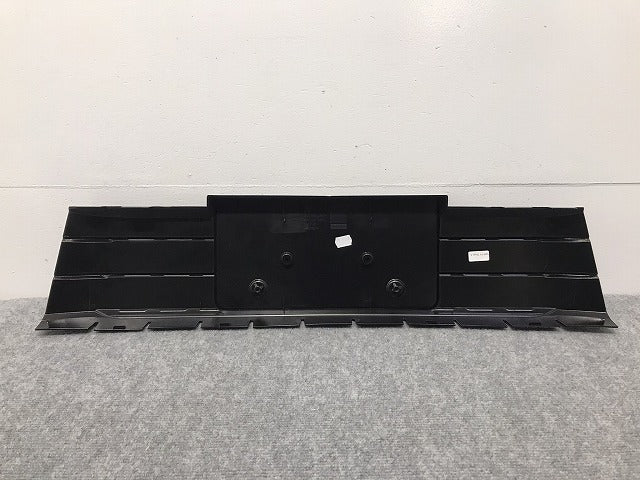 新品!Q3 8U系/2015-2018 純正 フロント ライセンスベース/ナンバープレートベース 8U0.807.285 H 8U0807285MT94 アウディ(126394)