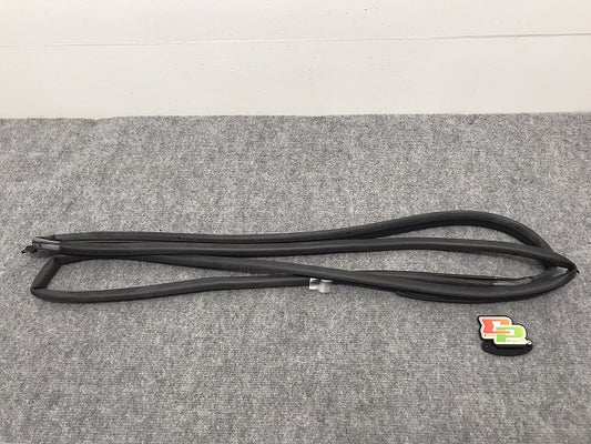 新品!V70/XC70 シリアル下6桁311919までの車両 左 フロント ﾄﾞｱｳｪｻﾞｰｽﾄﾘｯﾌﾟﾄﾞｱ側 30661098 V 30661098 ボルボ(126405)
