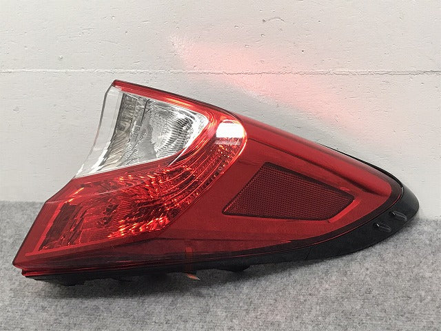 C-HR NGX50/ZYX10 純正 右 テールランプ/ライト/レンズ ハロゲン KOITO 10-102 トヨタ(126440)