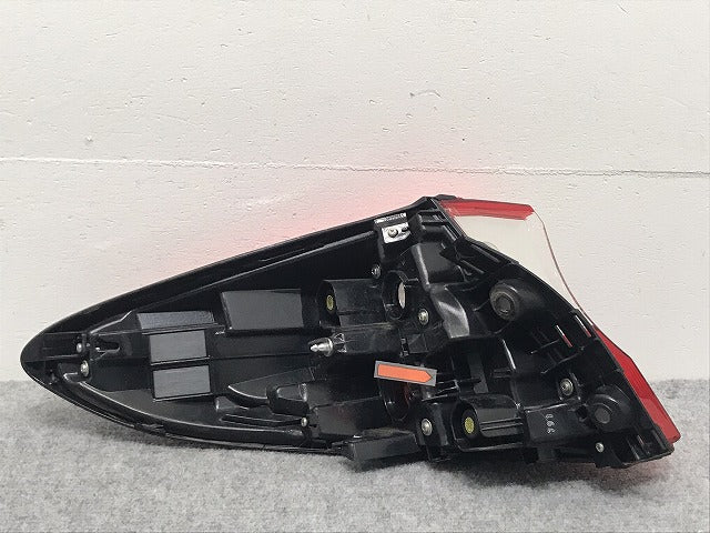 C-HR NGX50/ZYX10 純正 右 テールランプ/ライト/レンズ ハロゲン KOITO 10-102 トヨタ(126440)