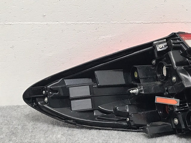 C-HR NGX50/ZYX10 純正 右 テールランプ/ライト/レンズ ハロゲン KOITO 10-102 トヨタ(126440)