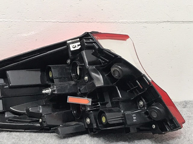 C-HR NGX50/ZYX10 純正 右 テールランプ/ライト/レンズ ハロゲン KOITO 10-102 トヨタ(126440)