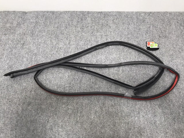 新品!V70/XC70 シリアル下6桁311919まで 純正 左フロント ﾄﾞｱｳｪｻﾞｰｽﾄﾘｯﾌﾟﾄﾞｱ側 30661098 V 30661098 ボルボ(126546)
