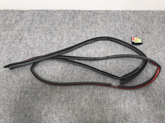 新品!V70/XC70 シリアル下6桁311919まで 純正 左フロント ﾄﾞｱｳｪｻﾞｰｽﾄﾘｯﾌﾟﾄﾞｱ側 30661098 V 30661098 ボルボ(126546)