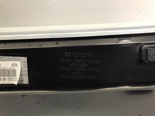新車外し!ヴォクシー/ノア/S/Z 90系/ZWR90W/ZWR95W/MZRA90W/MZRA95W 純正 リアスポイラー/ルーフスポイラー/ウィング 76085-V1010 070(126994)