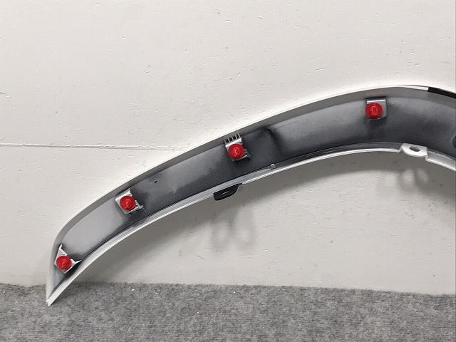 新車取り外し!ランドクルーザー/ランクル FJA300W/VJA300W 純正 左リア クォーター/オーバーフェンダー/フェンダーアーチモール 75606-60120 090 トヨタ(127342)