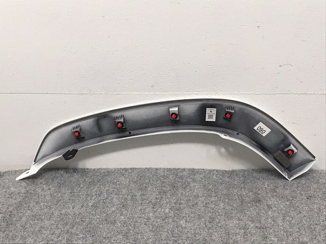 新車取り外し!ランドクルーザー/ランクル FJA300W/VJA300W 純正 右リア フェンダーアーチモール/オーバーフェンダー 75077-60060 090 トヨタ(127343)