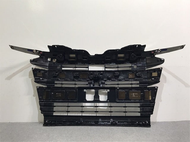 新車外し!ノア/SG/SZ 90系/ZWR90W/ZWR95W/MZRA90W/MZRA95W 純正 フロントグリル カメラ穴付 53101-V1020/53112-V1020 メッキ(127377)