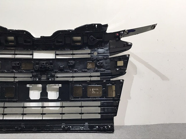 新車外し!ノア/SG/SZ 90系/ZWR90W/ZWR95W/MZRA90W/MZRA95W 純正 フロントグリル カメラ穴付 53101-V1020/53112-V1020 メッキ(127377)