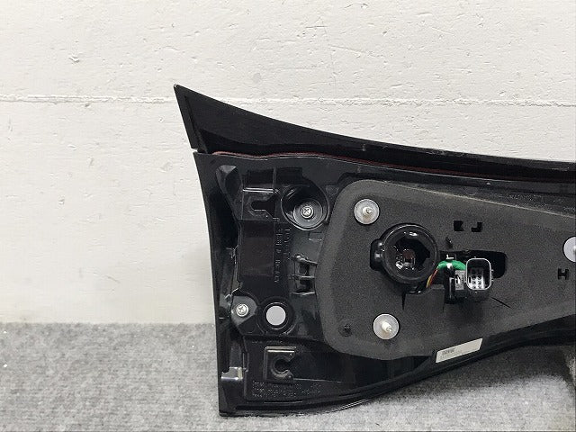 ヤリスクロス/HV MXPB10/MXPB15/MXPJ10/MXPJ15 純正 右テールランプ/フィニッシャーランプ LED 刻印V2 ICHIKOH 52-332/81580-52420(127968)