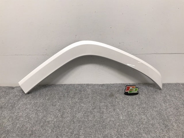 新車取り外し!ランドクルーザー/ランクル FJA300W/VJA300W 純正 左リア クォーター/オーバーフェンダー/アーチモール 75606-60120/1/2 パール 090(128378)