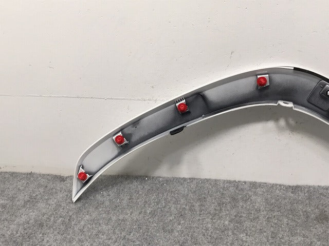 新車取り外し!ランドクルーザー/ランクル FJA300W/VJA300W 純正 左リア クォーター/オーバーフェンダー/アーチモール 75606-60120/1/2 パール 090(128378)