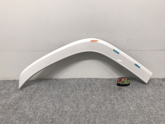 新車取り外し!ランドクルーザー/ランクル FJA300W/VJA300W 純正 右リア クォーター/オーバーフェンダー/アーチモール 75605-60120/1/2 パール 090(128379)