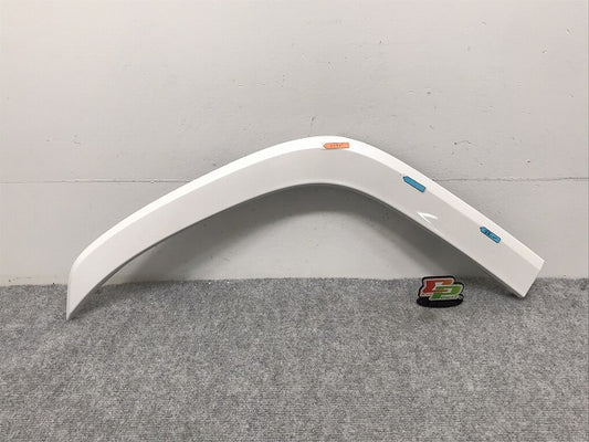 新車取り外し!ランドクルーザー/ランクル FJA300W/VJA300W 純正 右リア クォーター/オーバーフェンダー/アーチモール 75605-60120/1/2 パール 090(128379)