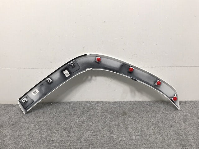 新車取り外し!ランドクルーザー/ランクル FJA300W/VJA300W 純正 右リア クォーター/オーバーフェンダー/アーチモール 75605-60120/1/2 パール 090(128379)